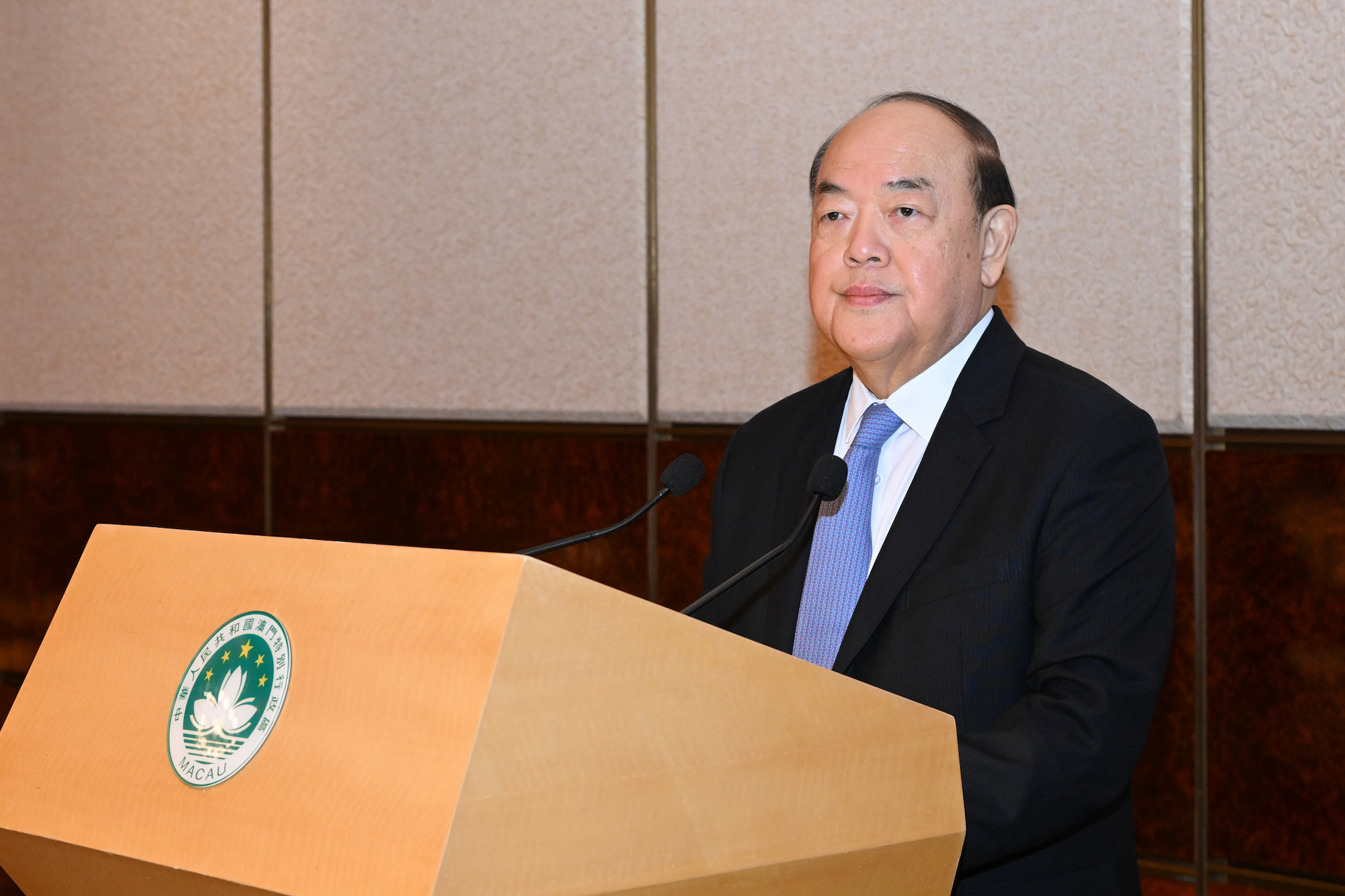 Chief Executive urges Macanese to promote Macao internationally