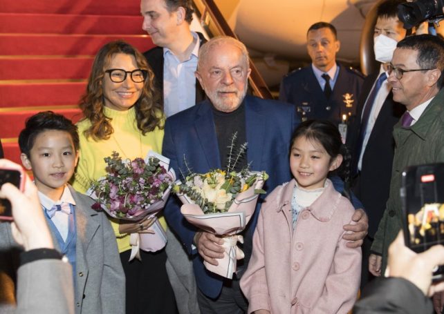 Lula is in China for his most important trip abroad since taking office