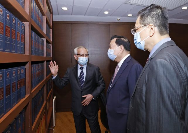 Xia Baolong meets legislators and justice officials