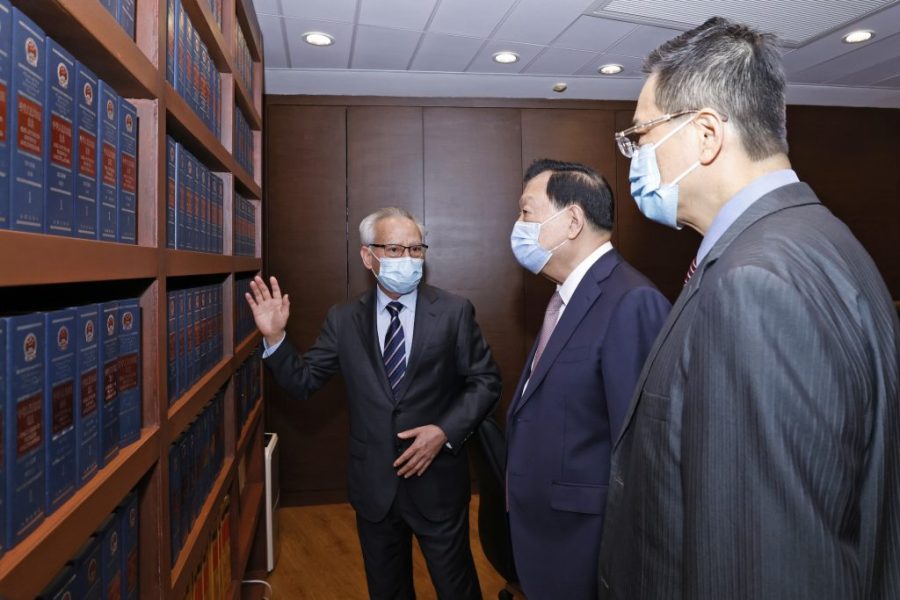 Xia Baolong meets legislators and justice officials