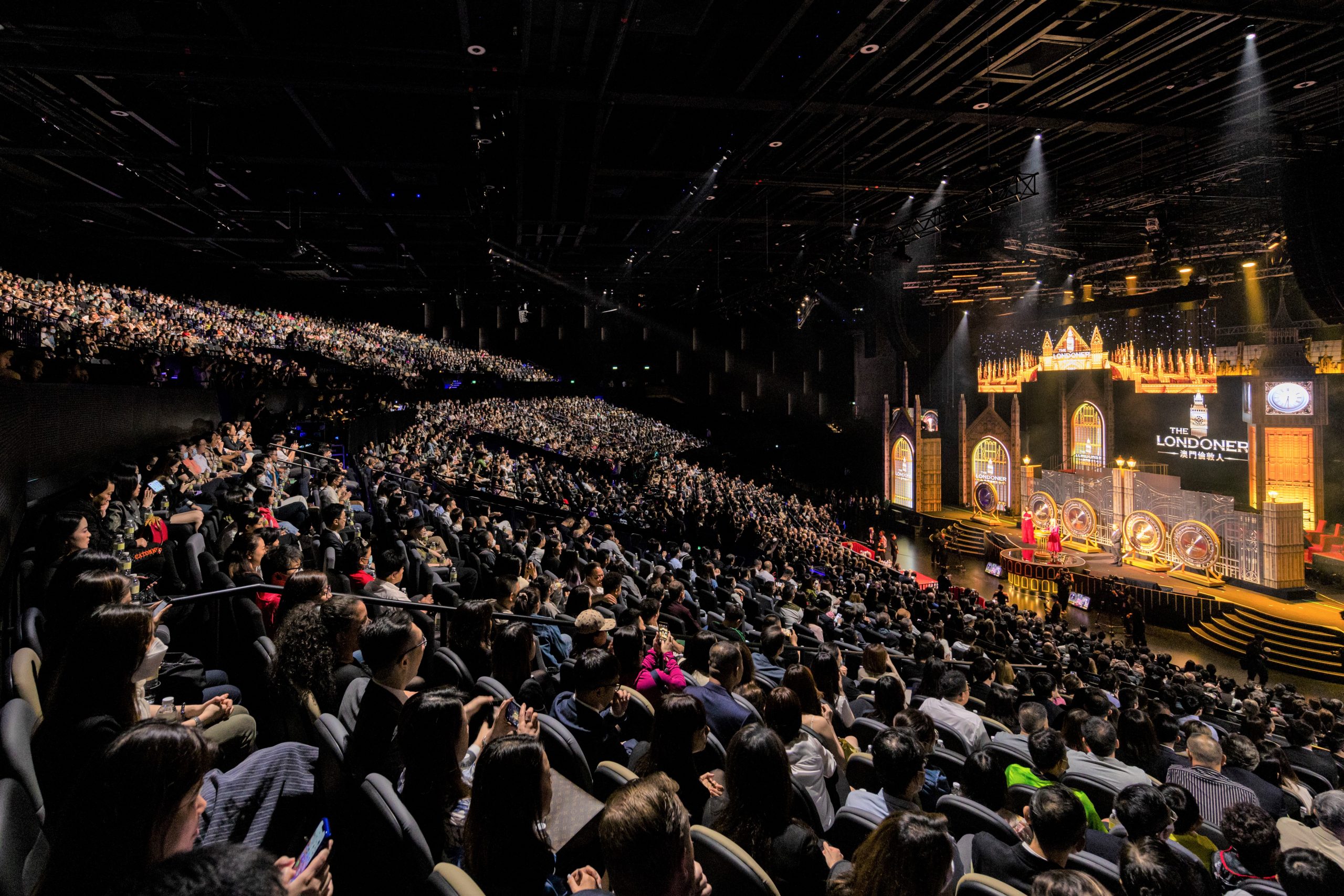 Londoner Arena and audience