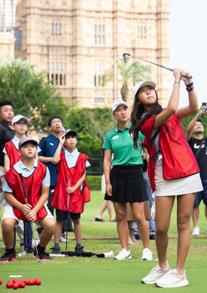 Minjee Lee and young golfer