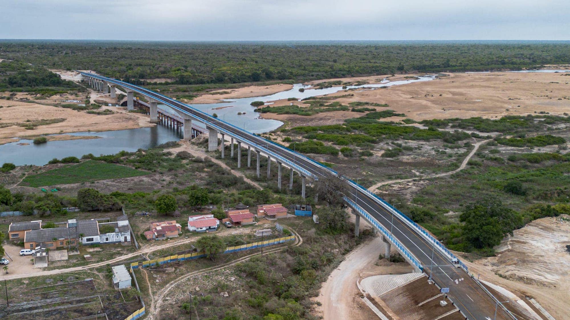 Mozambique inaugurates a new Chinese-built bridge