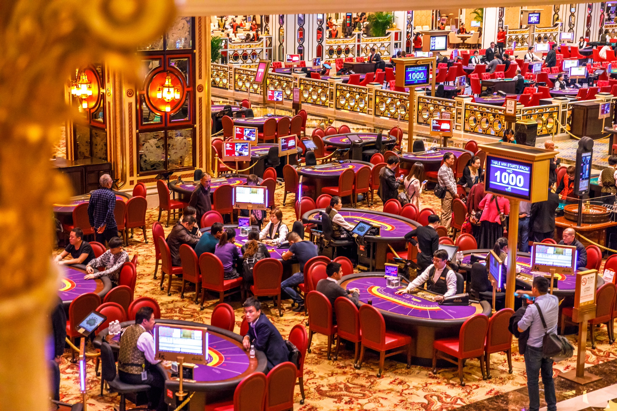 Should casino workers be licensed or accredited?