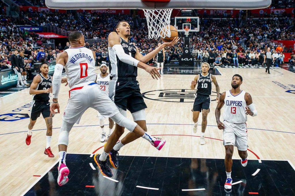 Wembanyama (centre, black jersey) goes to basket during the 2023-2024 NBA regular season match between San Antonio and Los Angeles Clippers on 29 October 2023 - Photo by Ringo Chiu/Xinhua