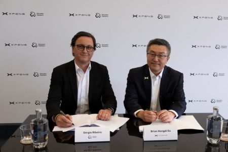 Brian Hongdi Gu (right), vice-chairman of XPeng, and Sérgio Ribeiro (left) of Salvador Caetano sign an agreement for the import and distribution of XPeng electric vehicles in Portugal - Photo courtesy of Salvador Caetano