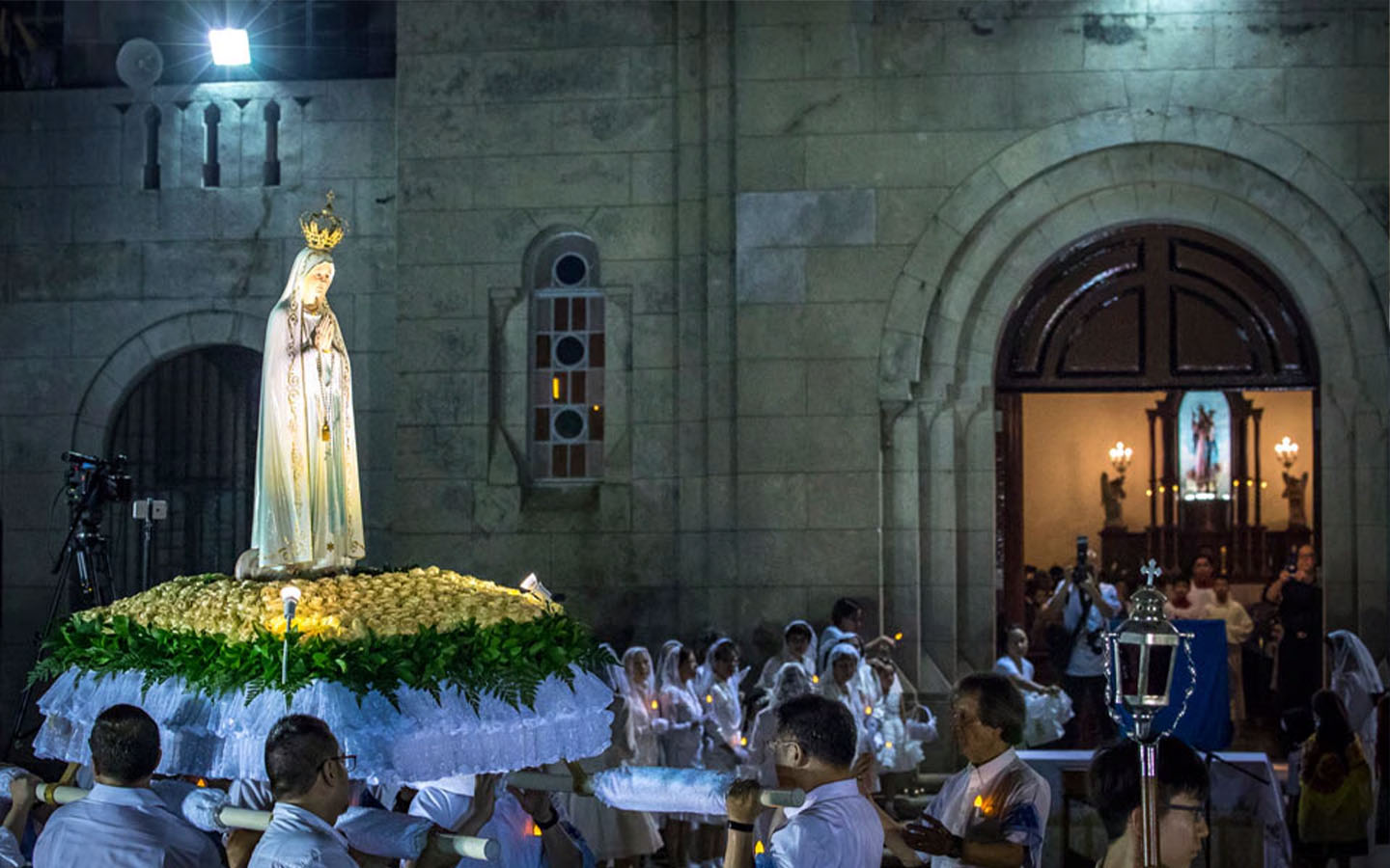 The Fátima procession draws huge crowds to the streets of Macao