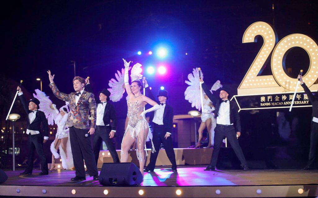 Local singer German Ku and London’s West End artist Kayleigh Stephenson were joined by dancers on stage in a performance that replicated the one held to mark the opening of Sands Macao in 2004