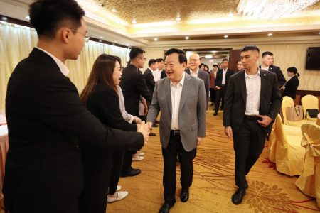 Xia Baolong holds talks with community leaders
