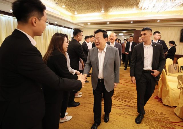 Xia Baolong holds talks with community leaders