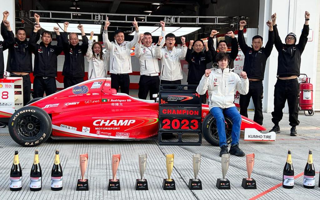 Rodrigues pictured with his team after winning the 2023 FIA F4 Chinese Championship