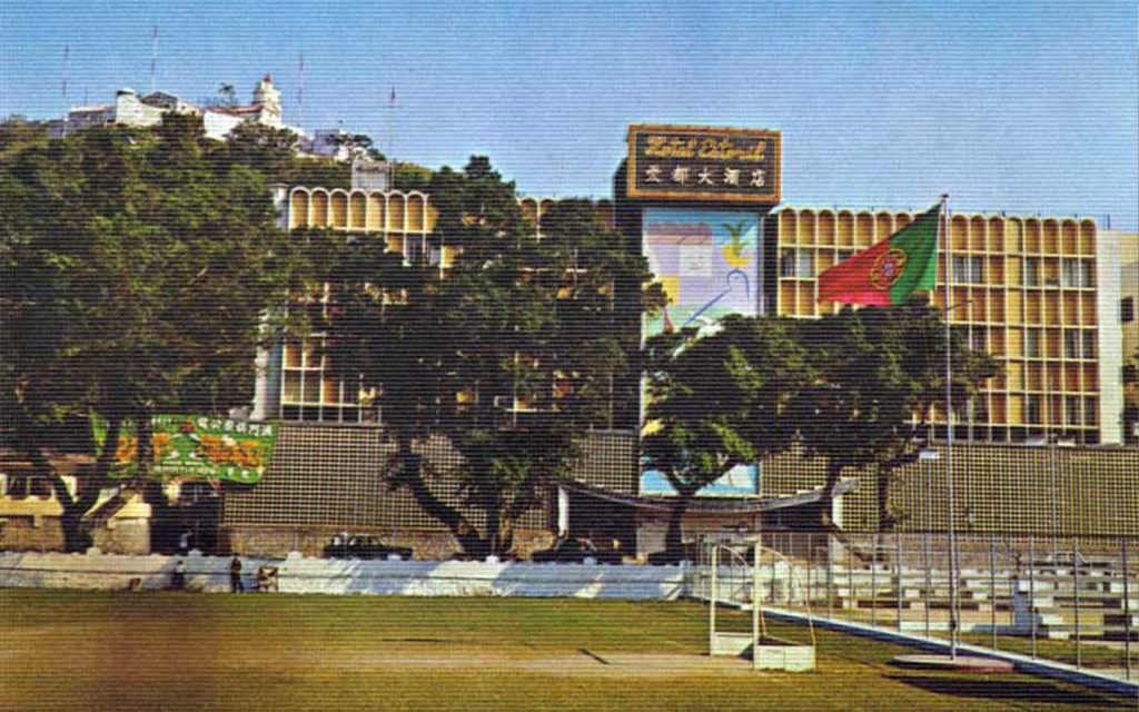 The hotel as depicted on a postcard during its mid-twentieth century heyday