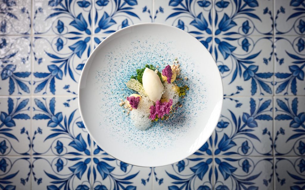 Sá Pessoa blends unexpected maritime-inspired flavours and textures in this dessert, creating a harmonious synthesis of western and eastern influences