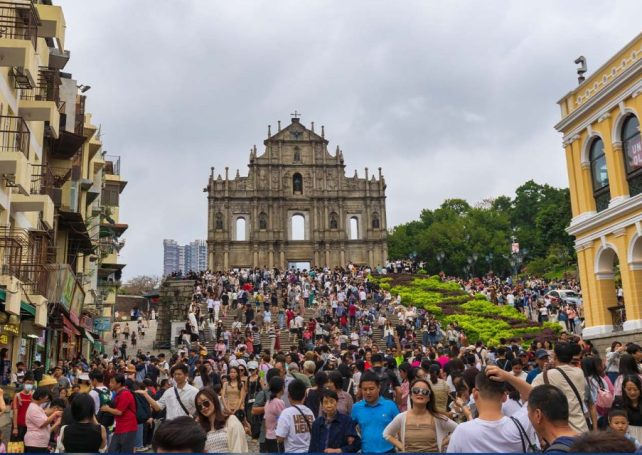 More foreign visitors are choosing to stay overnight in Macao