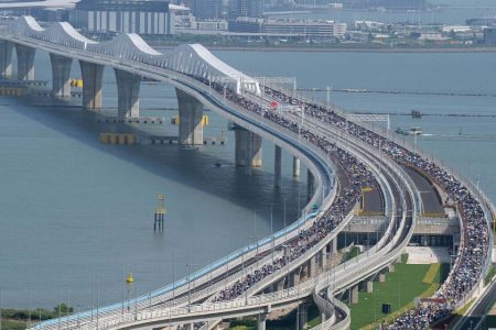 The Macau Bridge walk lures 21,000 residents in spite of the heat