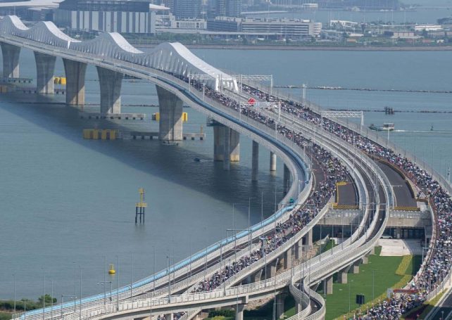 The Macau Bridge walk lures 21,000 residents in spite of the heat