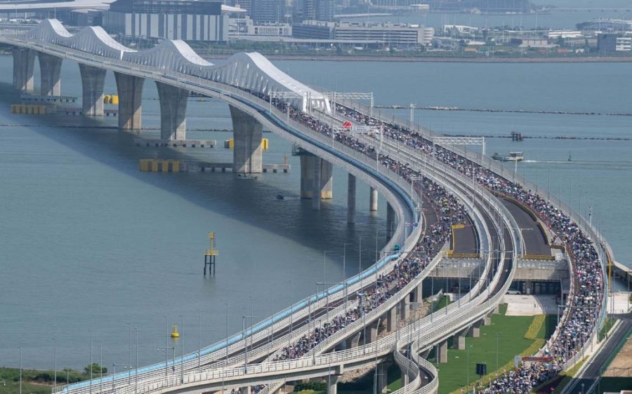 The Macau Bridge walk lures 21,000 residents in spite of the heat