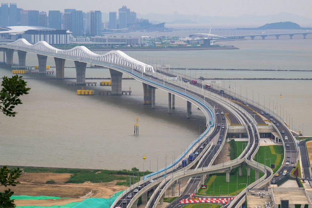 The Macao Bridge officially opens to traffic