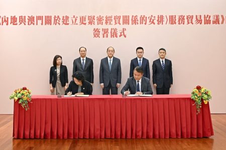 Secretary for Economy and Finance Lei Wai Nong and Deputy China International Trade Representative of the Ministry of Commerce Li Yongjie sign the Second Amendment to the Mainland and Macao Closer Economic Partnership Arrangement on Trade in Services, witnessed by Chief Executive Ho Iat Seng