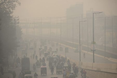 Thousands hospitalised as smog reaches record levels in Pakistan and India