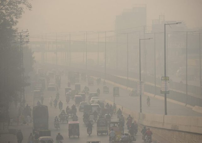 Thousands hospitalised as smog reaches record levels in Pakistan and India