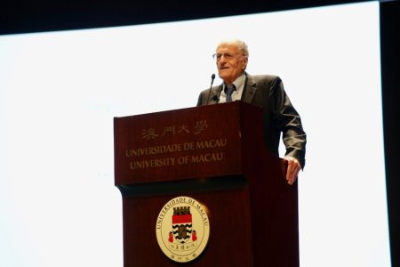 Nobel laureate Thomas Sargent delivers a lecture at the University of Macau