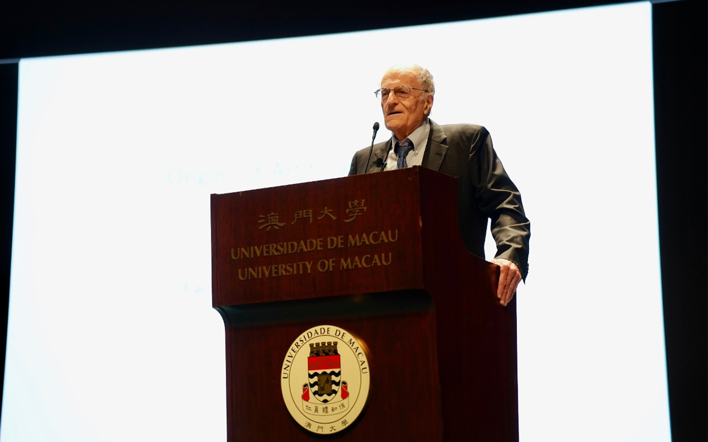 Nobel laureate Thomas Sargent delivers a lecture at the University of Macau