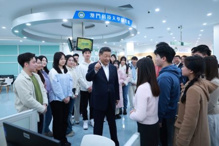 President Xi Jinping talks with students in the library of Macau University of Science and Technology (MUST) on Thursday morning - Photo by Xinhua/Ju Peng