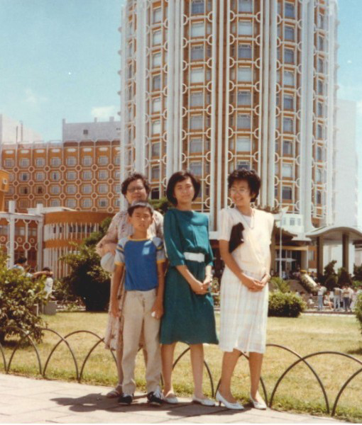 Rebecca (right), her mother and siblings visiting Hotel Lisboa in 1985