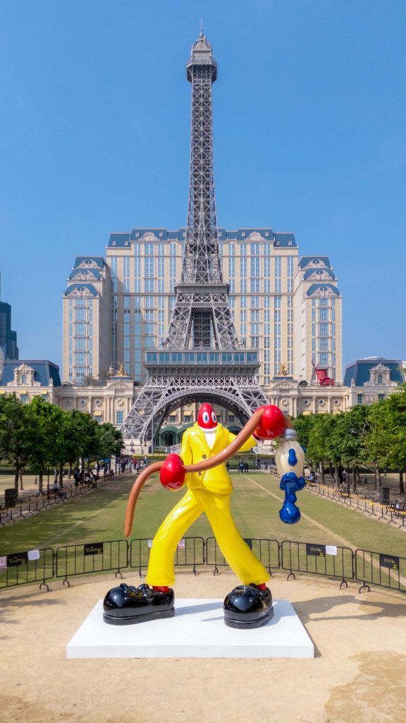 Snap a photo with Colbert’s Lobster Painter sculpture, proudly standing in Le Jardin, set against the stunning backdrop of The Parisian Macao and Eiffel Tower