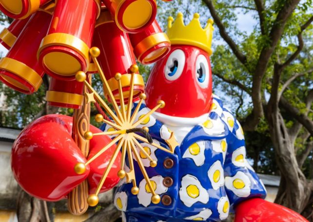 The ‘Lobster King’ is back! Philip Colbert’s Lobster King takes over Macao in an art journey like no other 