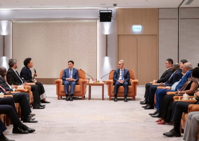 Macao’s economic tsar talks business with lusophone ambassadors