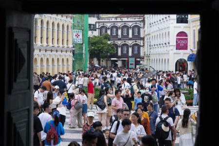 Macao’s checkpoints recorded huge inbound and outbound movements during the start of the May Day holiday – a week-long break in mainland China - Photo by Xinhua/Cheong Kam Ka