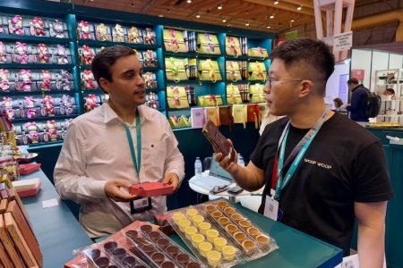 A member of the Macao delegation speaks with an exhibitor at the Sagal Expo Lisboa