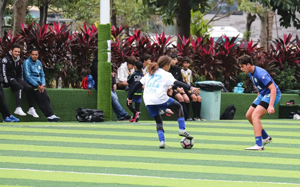 Coach William Gomes (second from the left) watches on as Matos trains with the IVO boys team in Macao