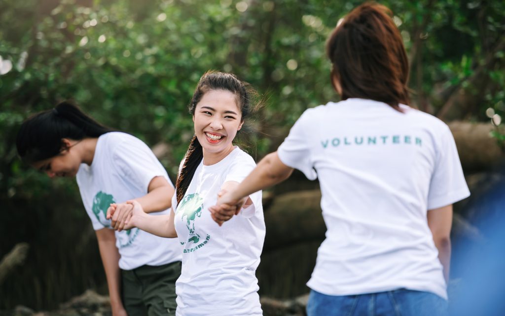 Helping the planet while meeting new people. What’s not to love about volunteering?