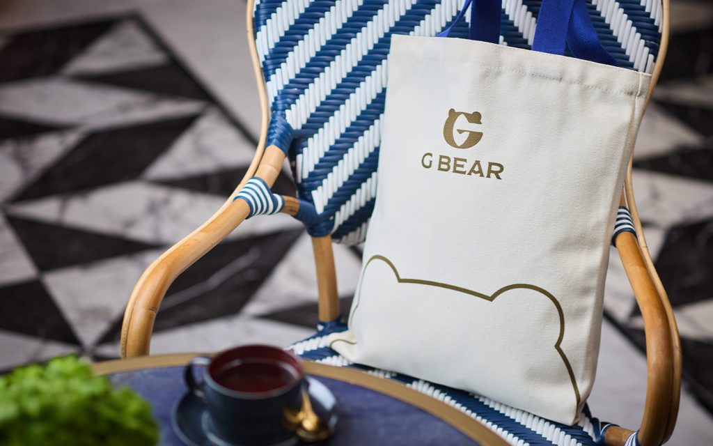 Front-row seats, G Bear style: sip your latte and soak up the theatrics in Shakespeare’s Hall