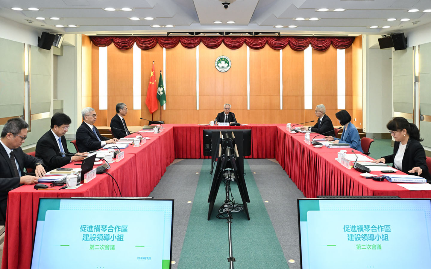 Local officials convene for a meeting on the future development of Hengqin