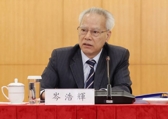 CE discusses policy with the National People’s Congress