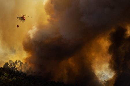 Portugal raises fire alert level as a new heat wave threatens the country