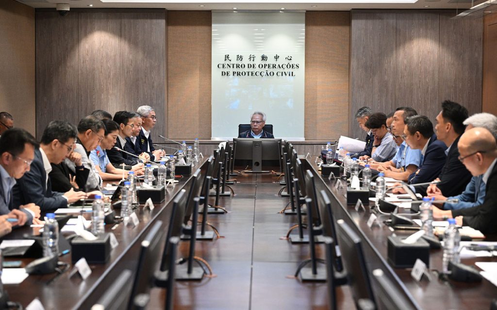 Chief Executive Sam Hou Fai chairing the meeting yesterday evening at the Civil Protection Operations Centre