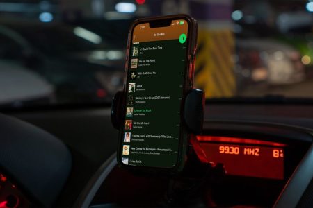 With lossless music, Spotify steps up Apple Music rivalry