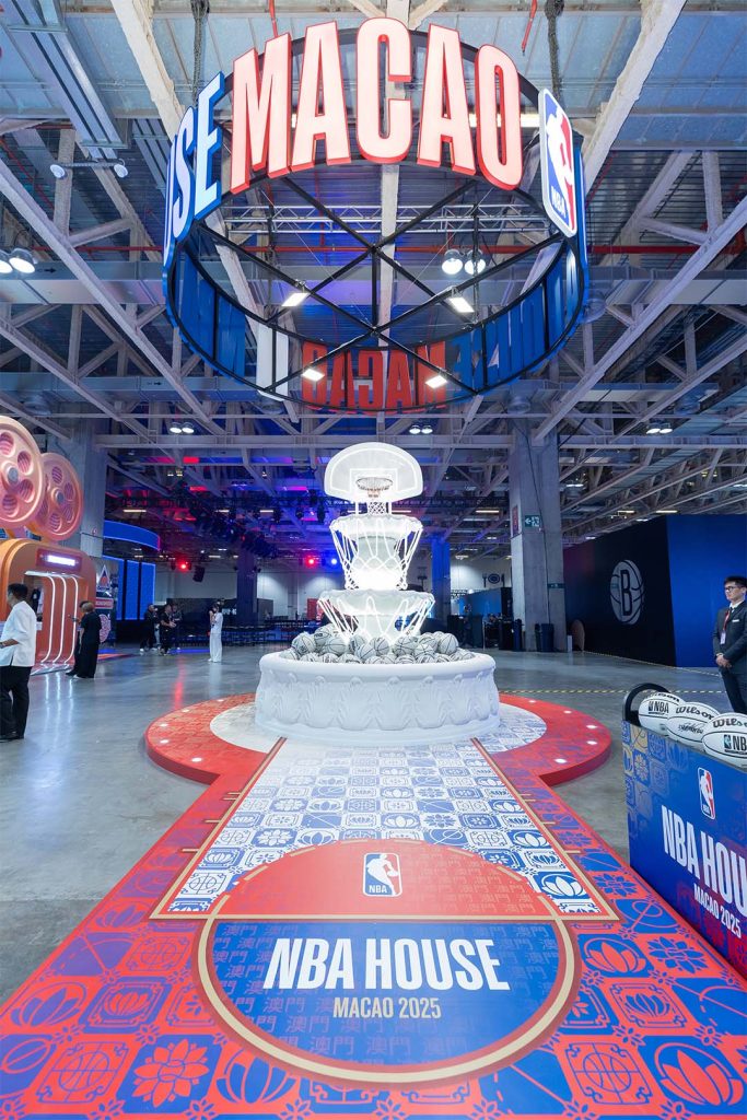 An eye-catching centrepiece, the LED basketball fountain pays homage to the sport’s legacy and Macao’s cityscape