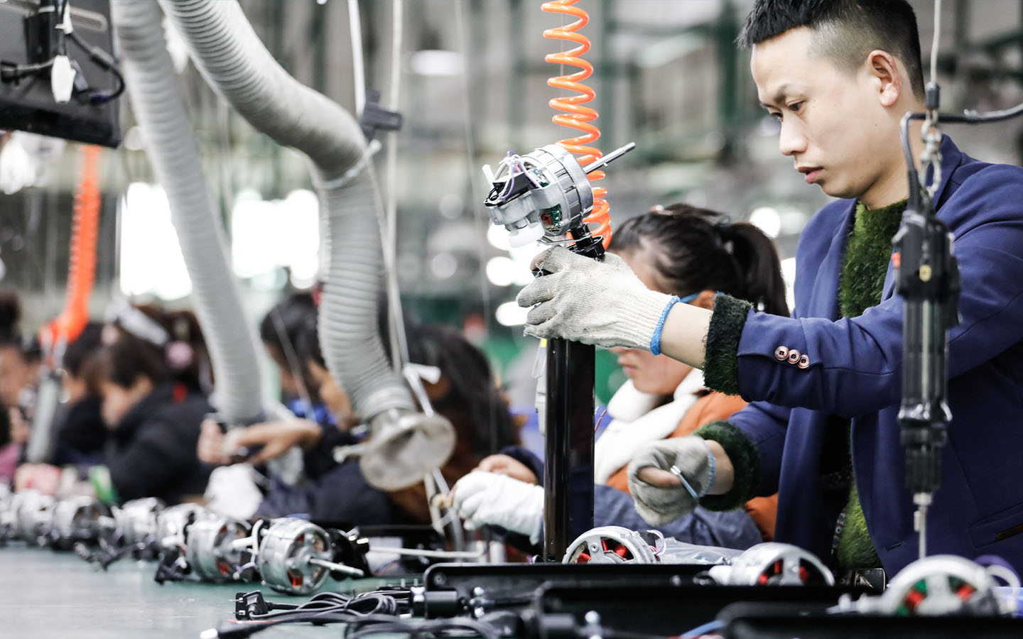 China’s factory activity shows mixed signals 