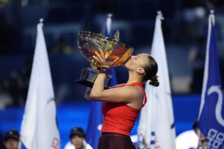 Amanda Anisimova beats Linda Noskova to win the 2025 women’s China Open title 