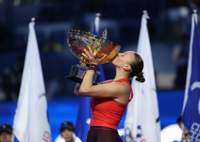 Amanda Anisimova beats Linda Noskova to win the 2025 women’s China Open title 