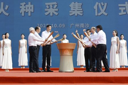 Macao’s CE attends the flame-lighting ceremony for the National Games