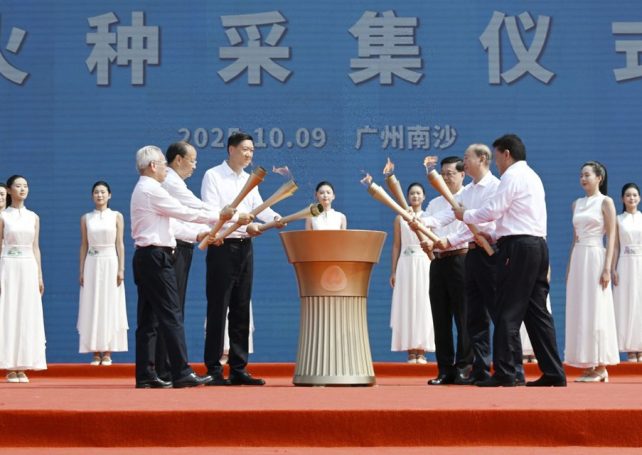 Macao’s CE attends the flame-lighting ceremony for the National Games