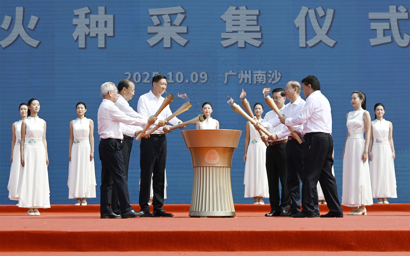 Macao’s CE attends the flame-lighting ceremony for the National Games