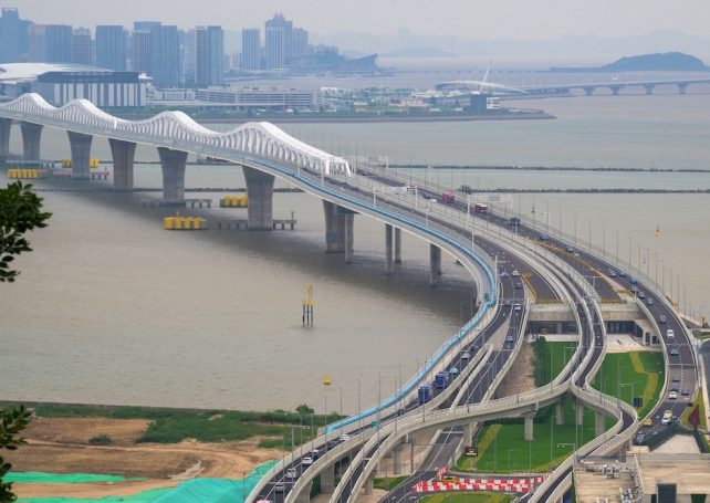Macao Bridge to remain open to cars during a no. 8 typhoon signal 